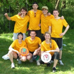 Avril 2008, malgré la distance, les Discjonctés répondent présents pour leur premier Championnat Outdoor à Toulouse.