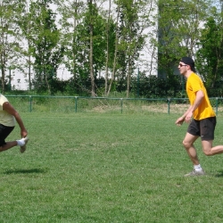 Mathieu met la pression sur l'attaquant lyonnais.