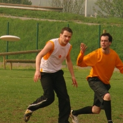Franck distribue en revers.