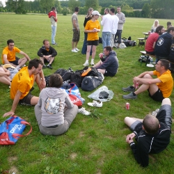 Petite collation sur l'herbe après nos premiers matchs.