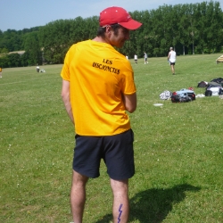 Romain a les mollets électriques.