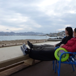 Amélie et Laëtitia profite des chaises bleues de Cannes pour se reposer (06)