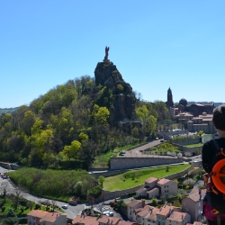 Vue panoramique sur la ville du Puy en Velay avec au loin la statue en fonte de Notre Dame de France(43)