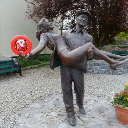 C'est à Cong qu'a été tourné en 1952 le film -The Quiet Man- avec John Wayne et Maureen O'hara(Irlande)