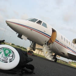 Jérémy en VIP à l'embarquement sur le Falcon 50 de la République Française à l'aéroport de Douala (Cameroun)