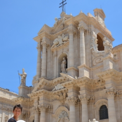 Le frisbee se fait tout petit face à l'imposante cathédrale baroque de la ville de Syracuse (Sicile)