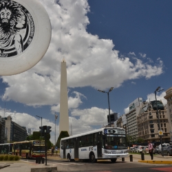 Obélisque de Buenos Aires sur l'avenida 9 de Julio, soi disant la plus large du monde (Argentine)