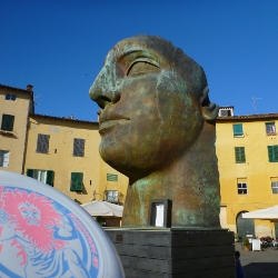 Place de l'amphithéatre à Lucca (Italie)
