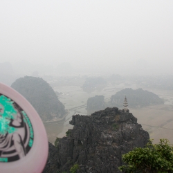Survol d'une pagode escarpee à Ninh Binh (Vietnam)