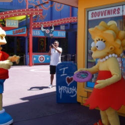 Bart Simpson et Lisa se font des passes aux Studios Universal