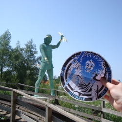 Marjo au Parc Astérix en dessous de la statue de Zeus